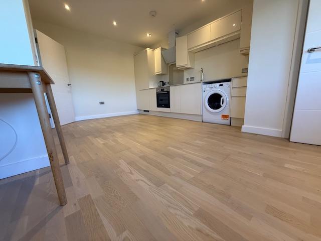 Apartment in Leatherhead - View 3