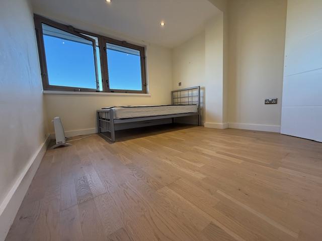 Apartment in Leatherhead - View 5