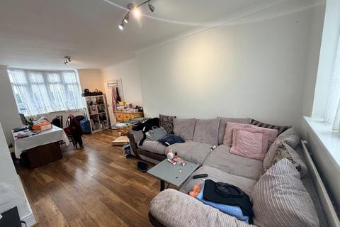 3 bedroom semi-detached house to rent, Vernon Road, Feltham, TW13 4JZ