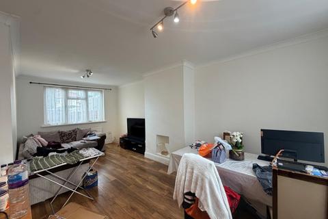 3 bedroom semi-detached house to rent, Vernon Road, Feltham, TW13 4JZ