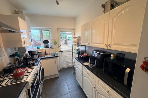 3 bedroom semi-detached house to rent, Vernon Road, Feltham, TW13 4JZ