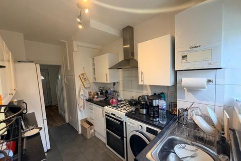 3 bedroom semi-detached house to rent, Vernon Road, Feltham, TW13 4JZ