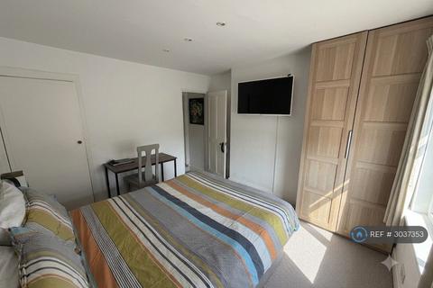 2 bedroom semi-detached house to rent, Hythe Road, Staines-Upon-Thames, TW18
