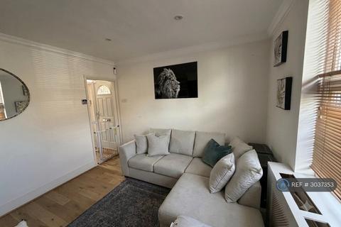 2 bedroom semi-detached house to rent, Hythe Road, Staines-Upon-Thames, TW18