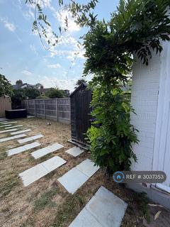 2 bedroom semi-detached house to rent, Hythe Road, Staines-Upon-Thames, TW18
