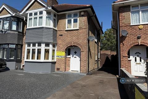 3 bedroom semi-detached house to rent, Park Road, Hounslow, TW3