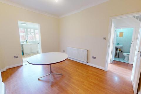 4 bedroom terraced house to rent, Colliers Water Lane, Thornton Heath CR7
