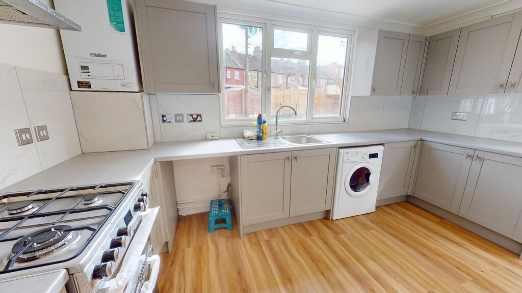 House in London, Thornton Heath - More