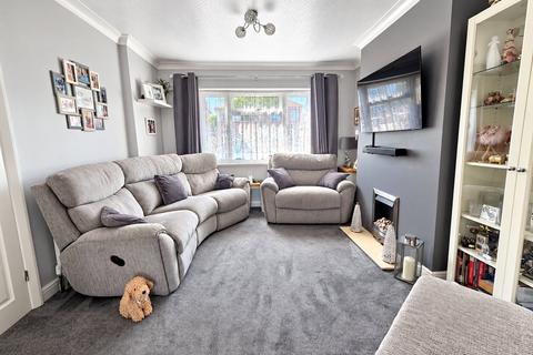 3 bedroom semi-detached house for sale, Grosvenor Avenue, Hayes, Greater London, UB4