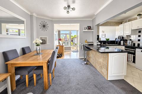 3 bedroom semi-detached house for sale, Grosvenor Avenue, Hayes, Greater London, UB4