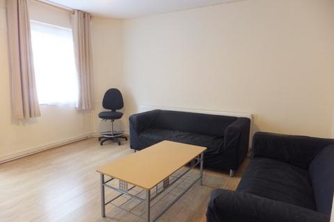 3 bedroom flat to rent, High Street, Hounslow TW3