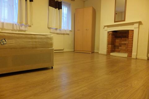 3 bedroom flat to rent, High Street, Hounslow TW3