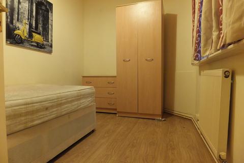 3 bedroom flat to rent, High Street, Hounslow TW3