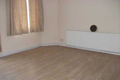 3 bedroom flat to rent, High Street, Hounslow TW3