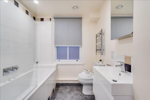 Studio to rent, Hammersmith Road, London, W14