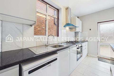 3 bedroom semi-detached house to rent, Summerhouse Avenue, Hounslow