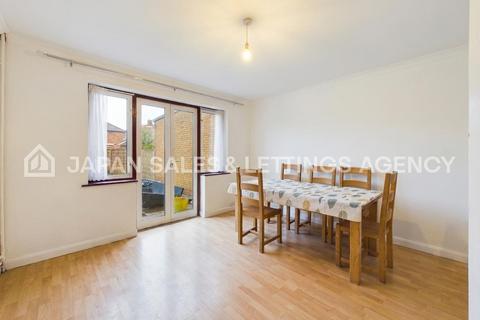 3 bedroom semi-detached house to rent, Summerhouse Avenue, Hounslow