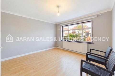 3 bedroom semi-detached house to rent, Summerhouse Avenue, Hounslow
