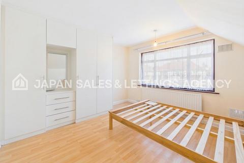 3 bedroom semi-detached house to rent, Summerhouse Avenue, Hounslow