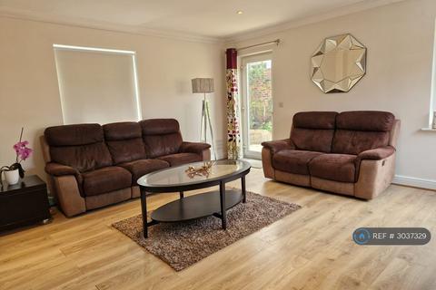 3 bedroom detached house to rent, Well Lane, Woking, GU21