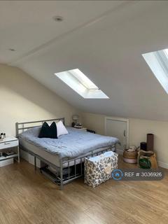 1 bedroom in a house share to rent, Falkland Road, London, N8