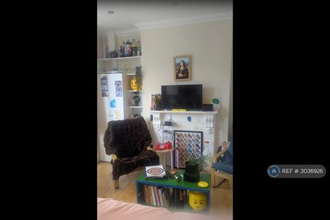 1 bedroom in a house share to rent, Falkland Road, London, N8