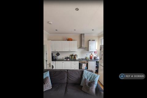 1 bedroom in a house share to rent, Falkland Road, London, N8