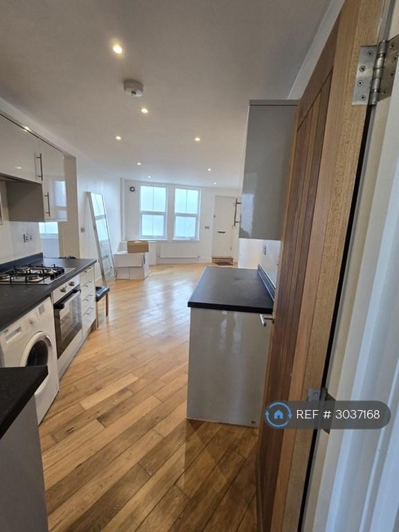 Apartment in Sutton - View 2
