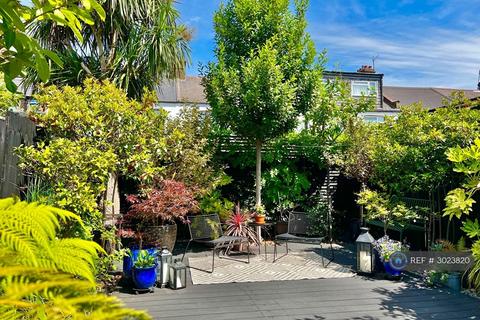 4 bedroom terraced house to rent, Carew Road, London, N17