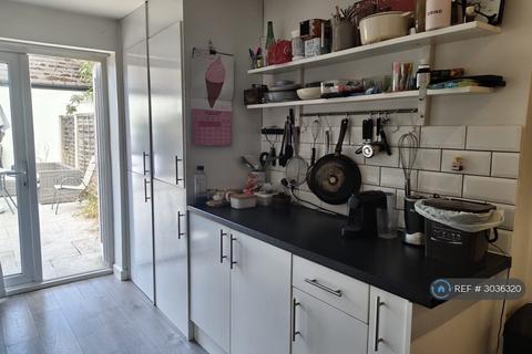 2 bedroom flat to rent, Pemberton Road, London, N4