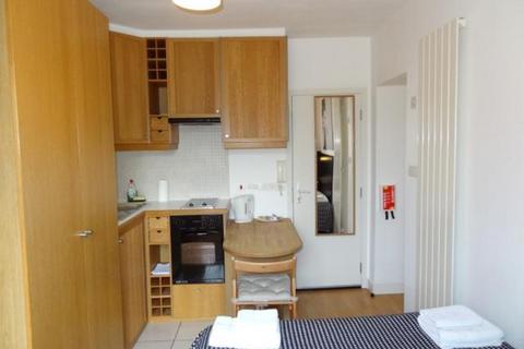 Studio to rent, Cartwright Gardens