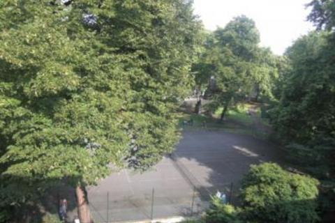 Studio to rent, Cartwright Gardens