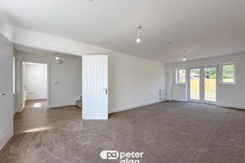 4 bedroom detached house for sale, Glan Llyn, Tredegar