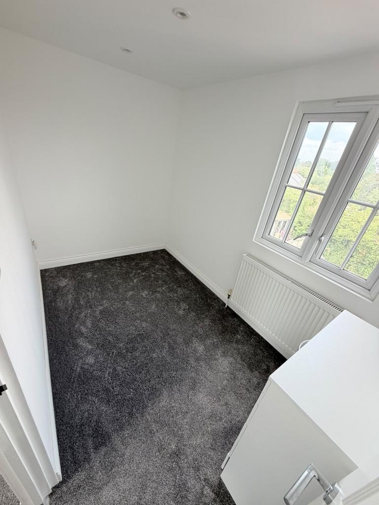 Apartment in Northolt - View 4