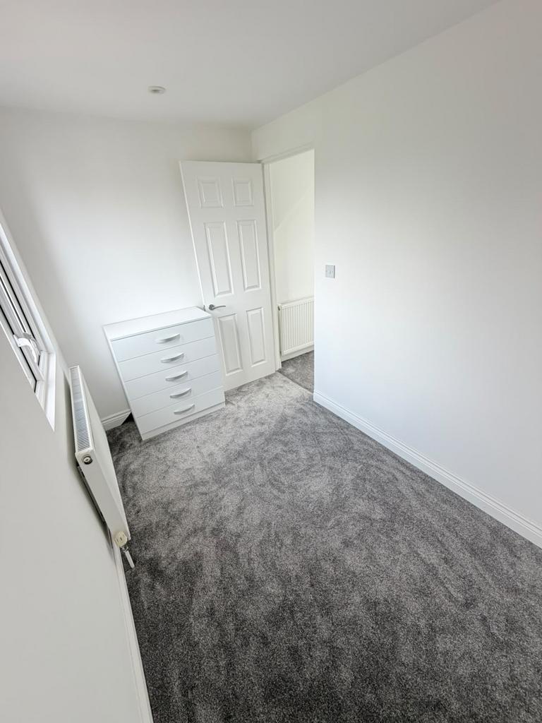 Apartment in Northolt - View 5