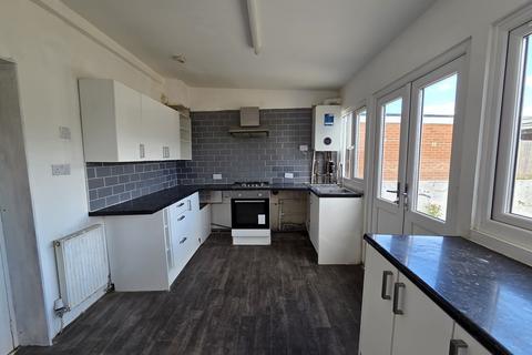 2 bedroom semi-detached house to rent, Dallow Road, LUTON, LU1