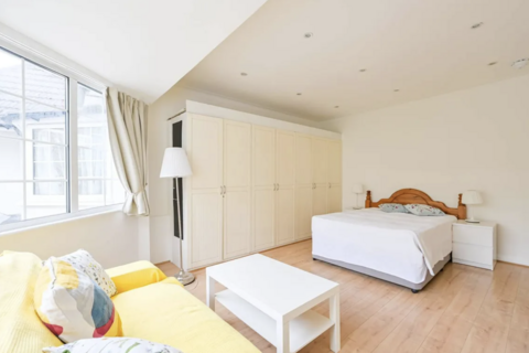 Studio to rent, Clifton Gardens, London NW11