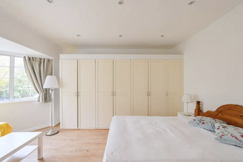 Studio to rent, Clifton Gardens, London NW11