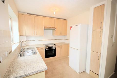 2 bedroom terraced house to rent, Bushmead