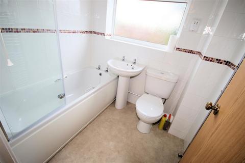 2 bedroom terraced house to rent, Bushmead