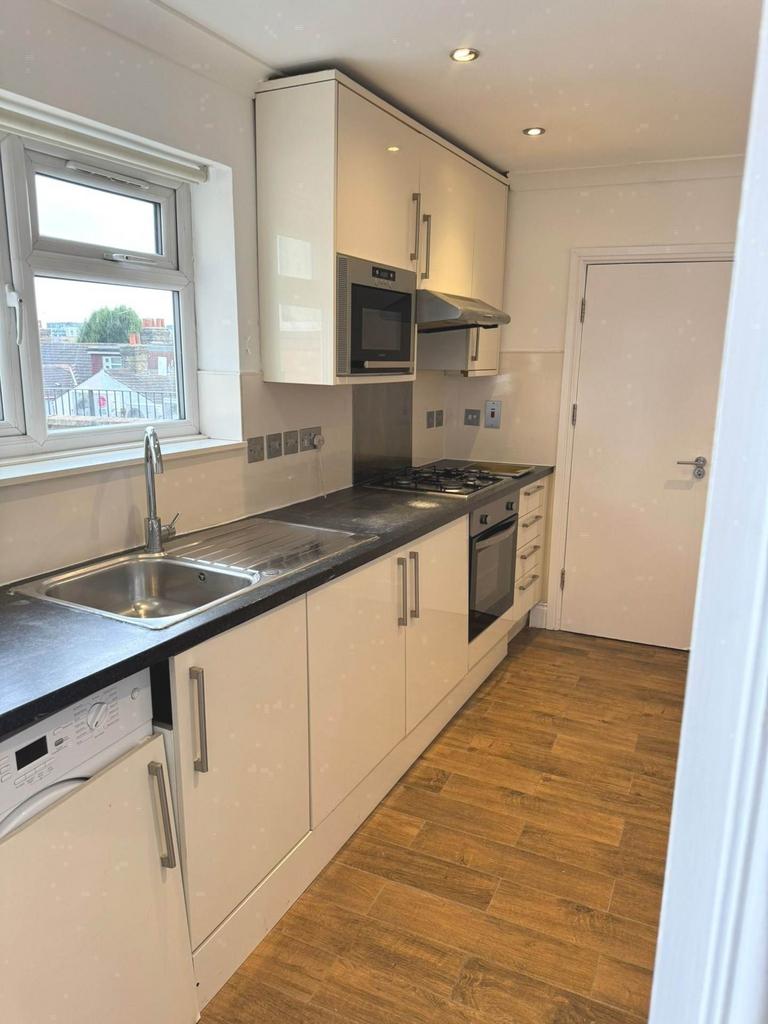 Apartment in Southall - View 4