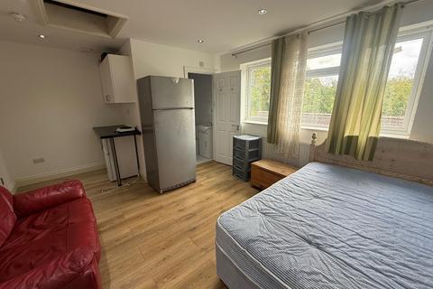 1 bedroom in a house share to rent, Sutton Road, Hounslow TW5
