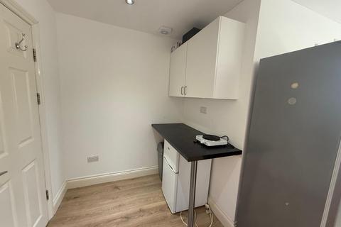 1 bedroom in a house share to rent, Sutton Road, Hounslow TW5