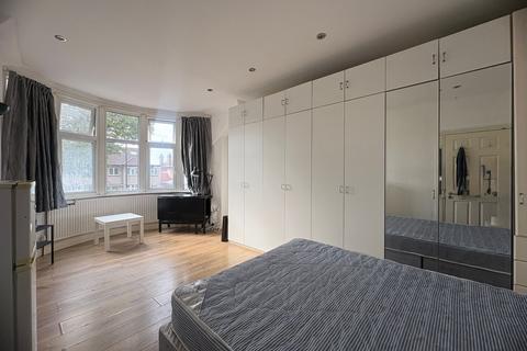 1 bedroom in a house share to rent, The Fairway, London W3