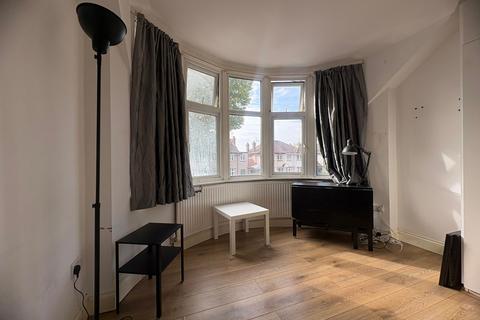 1 bedroom in a house share to rent, The Fairway, London W3