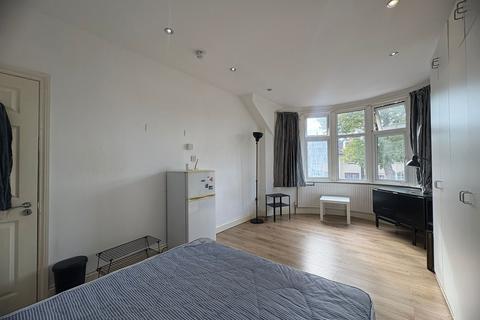 1 bedroom in a house share to rent, The Fairway, London W3