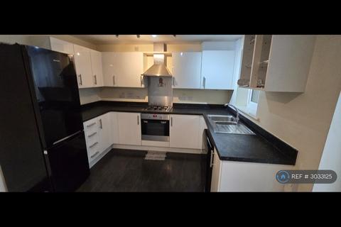 5 bedroom detached house to rent, Mill Race Lane, Laisterdyke, Bradford, BD4