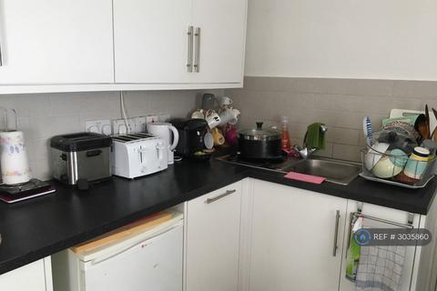 1 bedroom in a house share to rent, Bovill Road, London, SE23