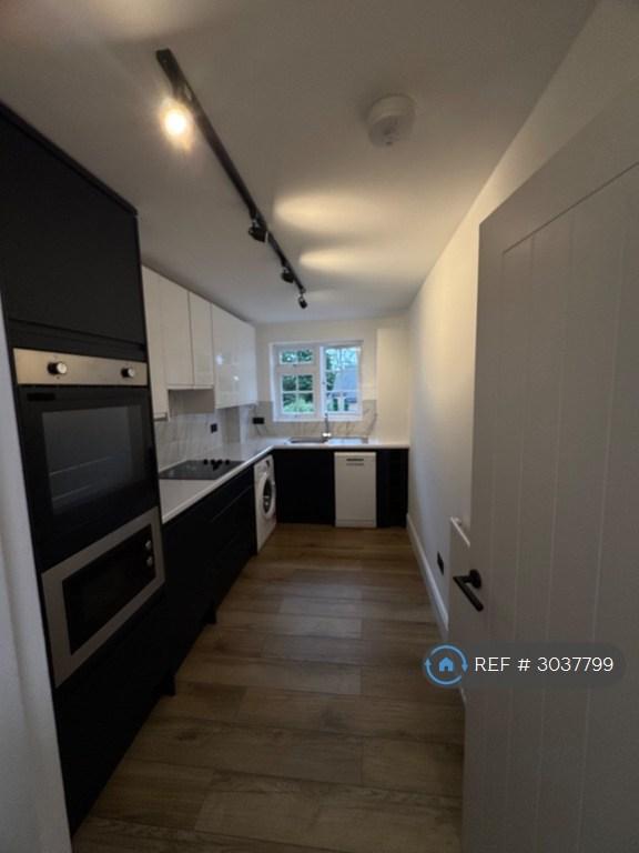 Apartment in Isleworth - View 3