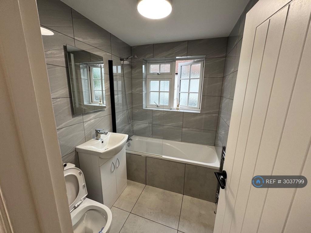 Apartment in Isleworth - View 4